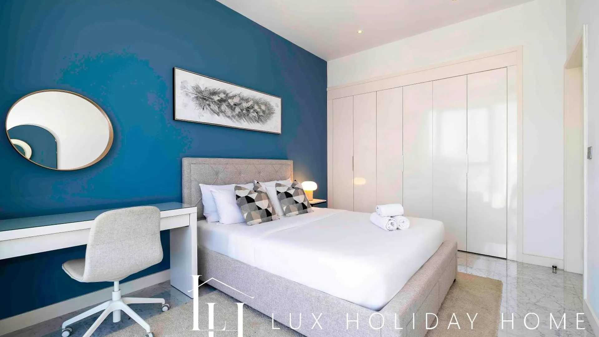 Lux The Pad Executive Suite Burj Khalifa View 2 Dubai